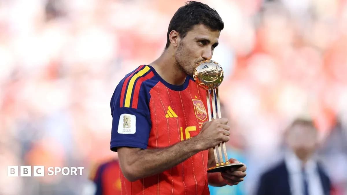 Jugador español besando trofeo de la Copa del Mundo Jugador español besando trofeo de la Copa del Mundo