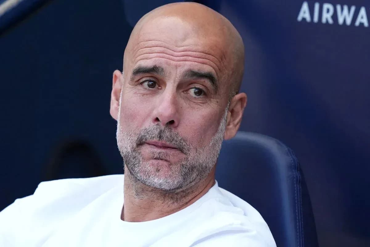 Entrenador observando el partido desde el banquillo Entrenador observando el partido desde el banquillo