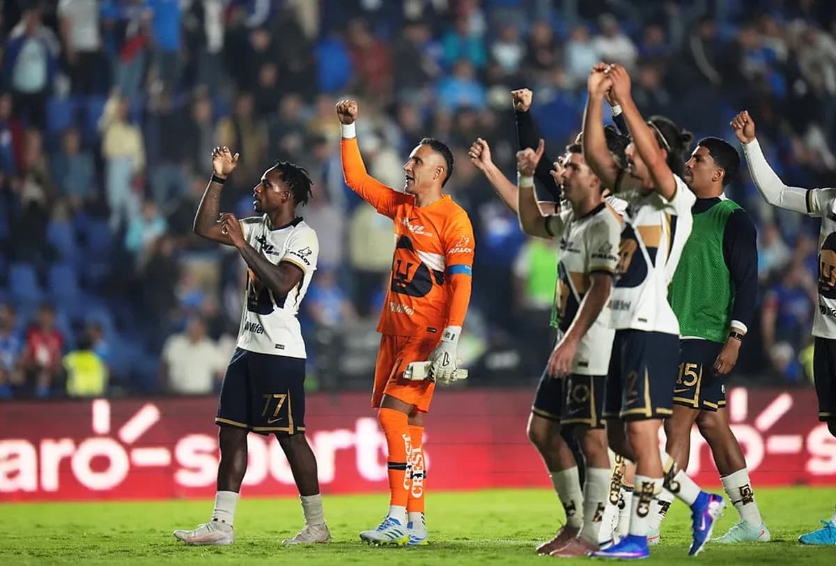 Jugadores de Pumas celebrando con la afición Jugadores de Pumas celebrando con la afición
