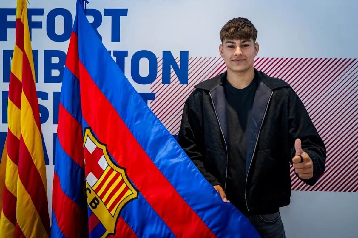 Jugador sosteniendo bandera del FC Barcelona en presentación Jugador sosteniendo bandera del FC Barcelona en presentación