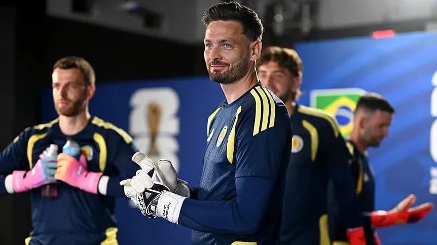 Portero y jugadores en el vestuario antes del partido Portero y jugadores en el vestuario antes del partido