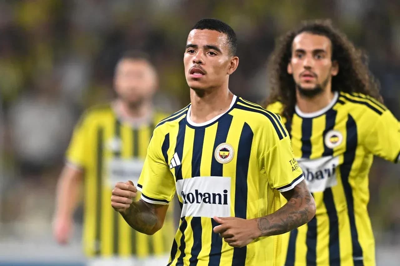 Jugadores de Fenerbahçe en acción durante el partido Jugadores de Fenerbahçe en acción durante el partido