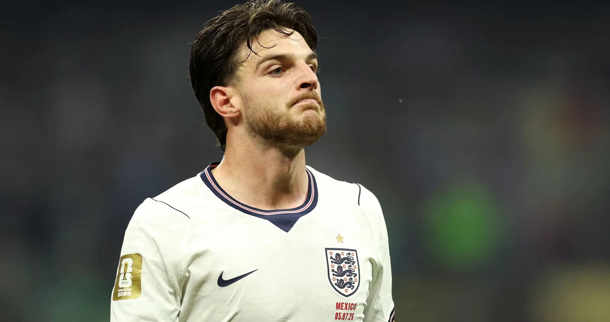 Jugador de Inglaterra con camiseta blanca durante partido Jugador de Inglaterra con camiseta blanca durante partido