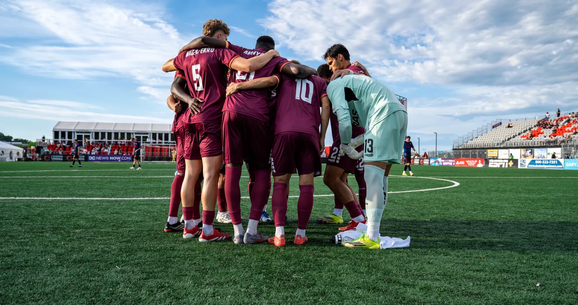 Jugadores de Loudoun United en huddle antes del partido Jugadores de Loudoun United en huddle antes del partido