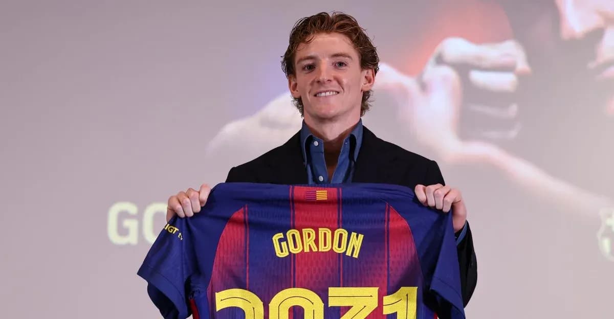 Jugador mostrando camiseta del FC Barcelona durante presentación Jugador mostrando camiseta del FC Barcelona durante presentación