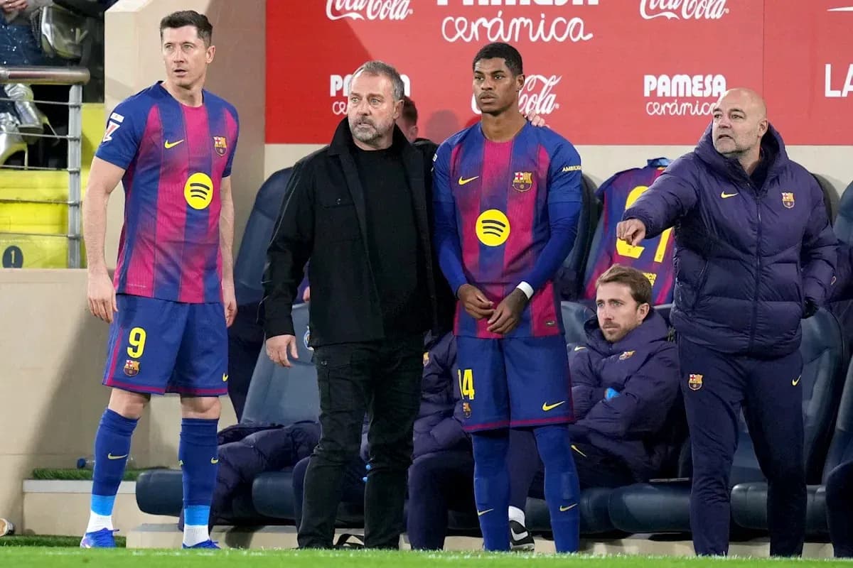 Jugadores de Barcelona en el banquillo durante el partido Jugadores de Barcelona en el banquillo durante el partido
