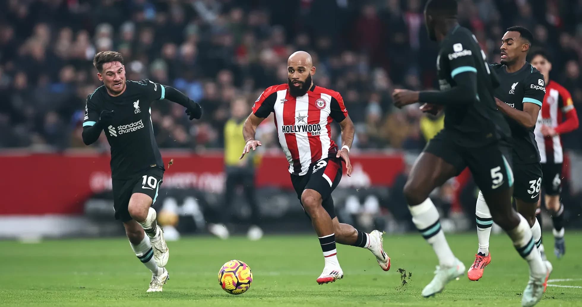 Jugadores de Liverpool y Brentford en acción Jugadores de Liverpool y Brentford en acción
