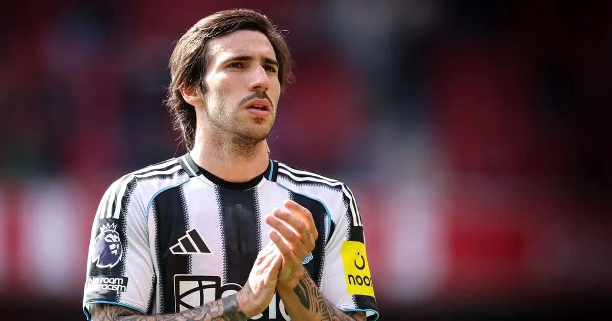 Jugador aplaudiendo en el campo durante partido Jugador aplaudiendo en el campo durante partido
