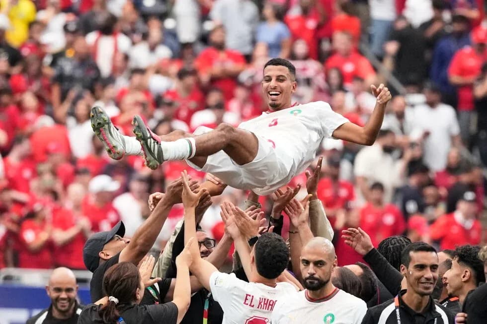 Jugador de Marruecos siendo levantado por sus compañeros Jugador de Marruecos siendo levantado por sus compañeros