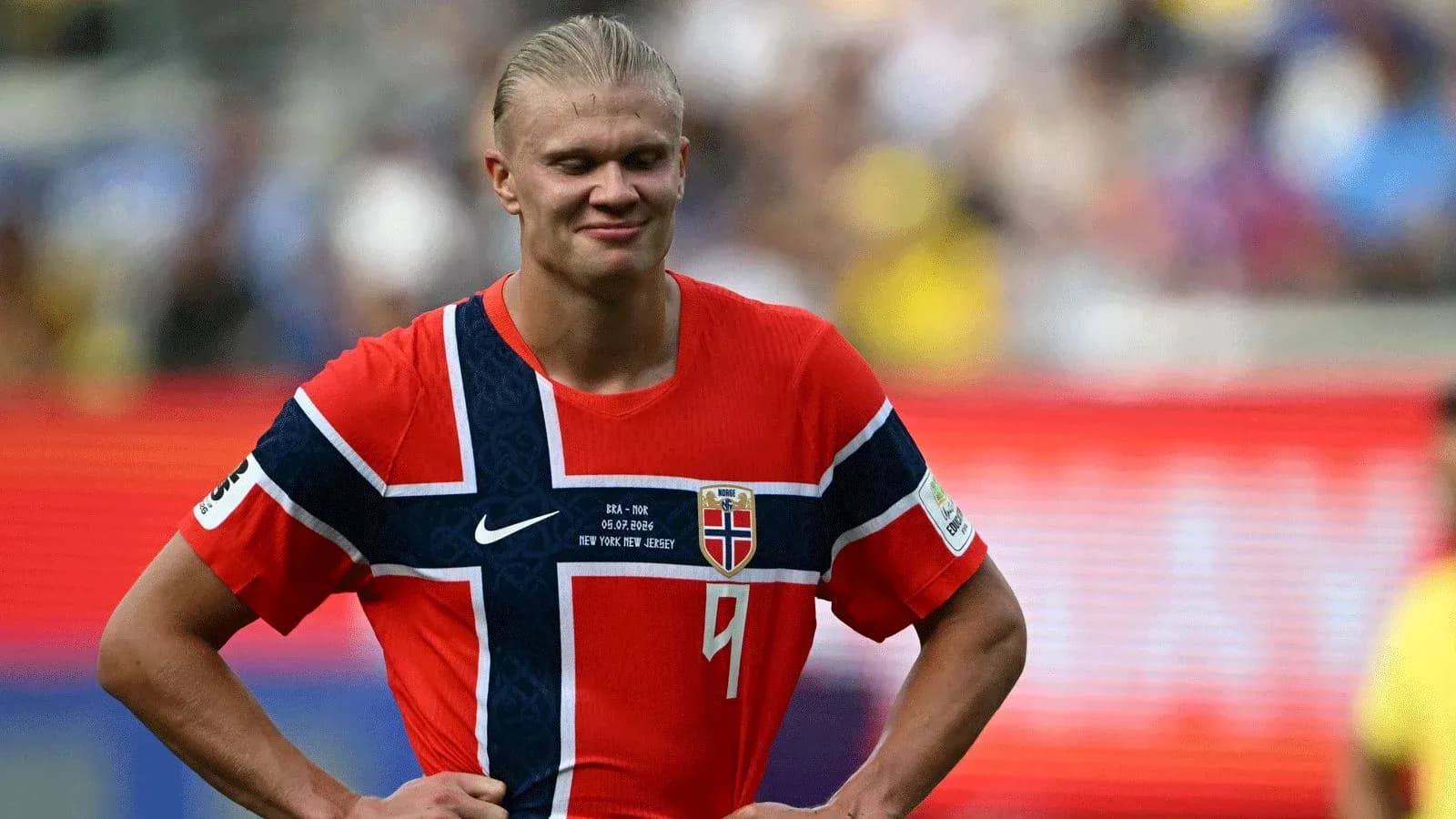 Jugador de Noruega en camiseta roja durante partido Jugador de Noruega en camiseta roja durante partido