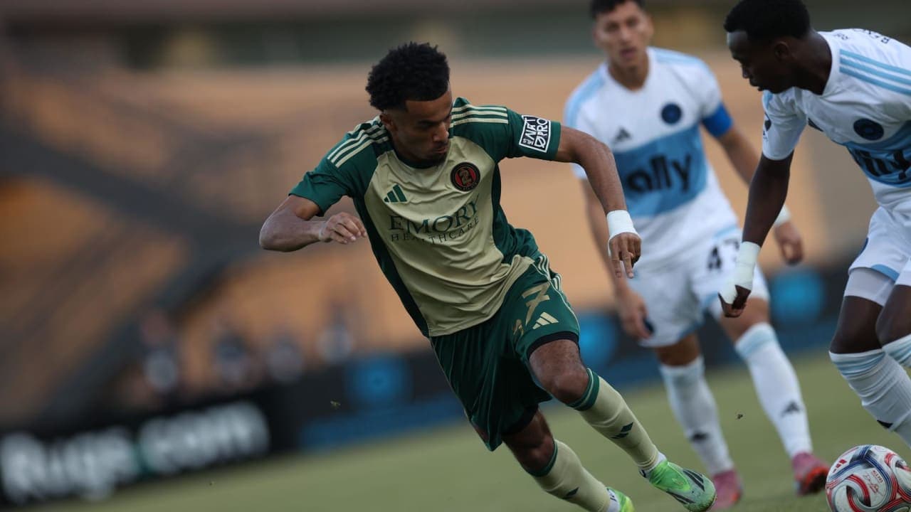 Jugador de Atlanta United II en acción Jugador de Atlanta United II en acción