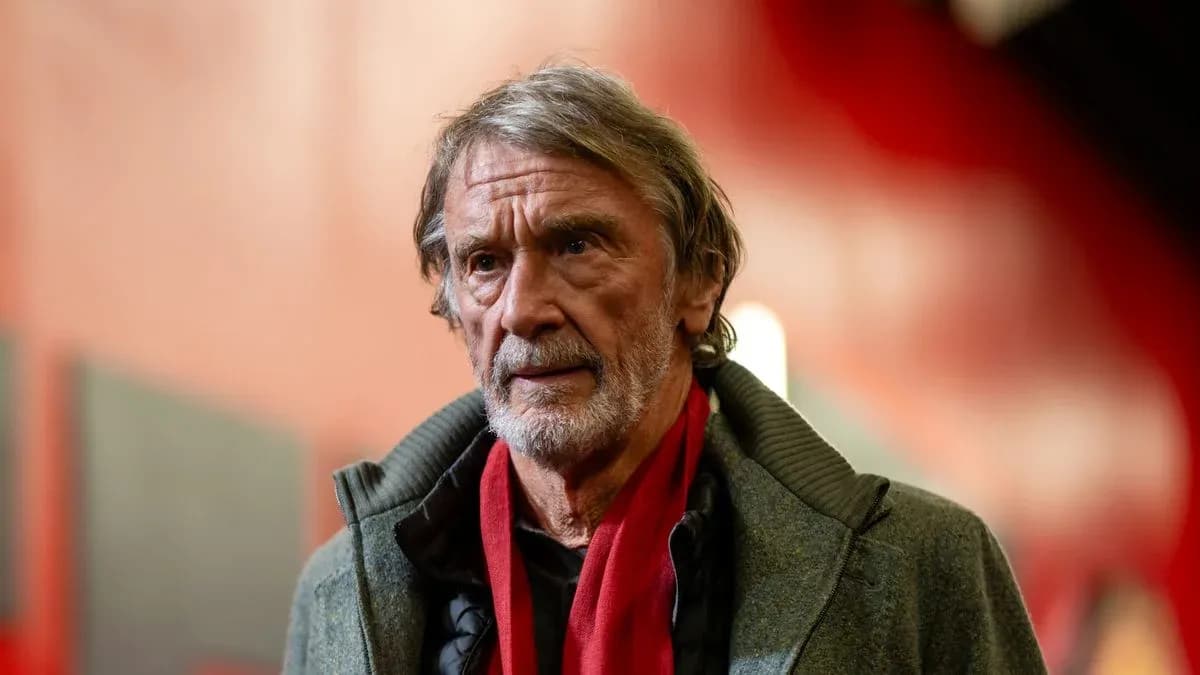 Hombre con abrigo gris y bufanda roja en fondo rojo Hombre con abrigo gris y bufanda roja en fondo rojo