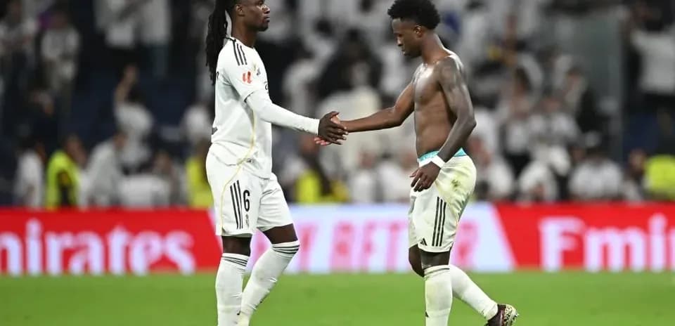 Jugadores de pie dándose la mano tras el partido Jugadores de pie dándose la mano tras el partido