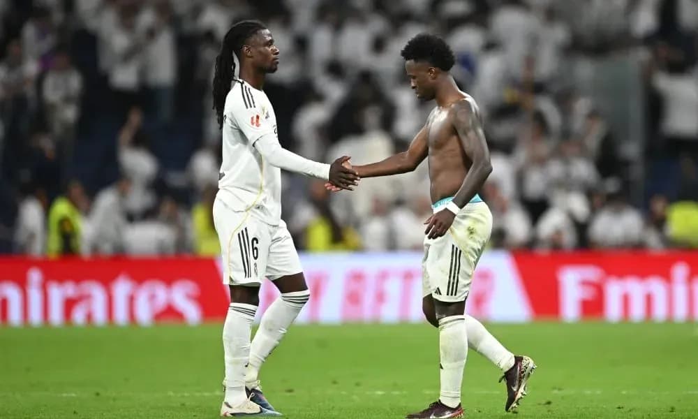 Jugadores de pie dándose la mano tras el partido Jugadores de pie dándose la mano tras el partido
