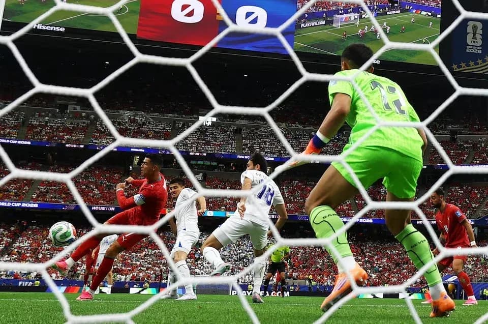 Jugadores compiten por el balón en el partido Jugadores compiten por el balón en el partido