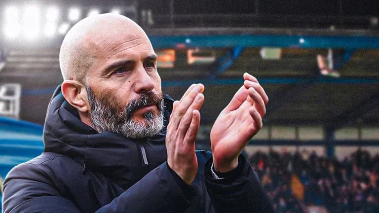 Entrenador aplaudiendo en el estadio durante partido Entrenador aplaudiendo en el estadio durante partido