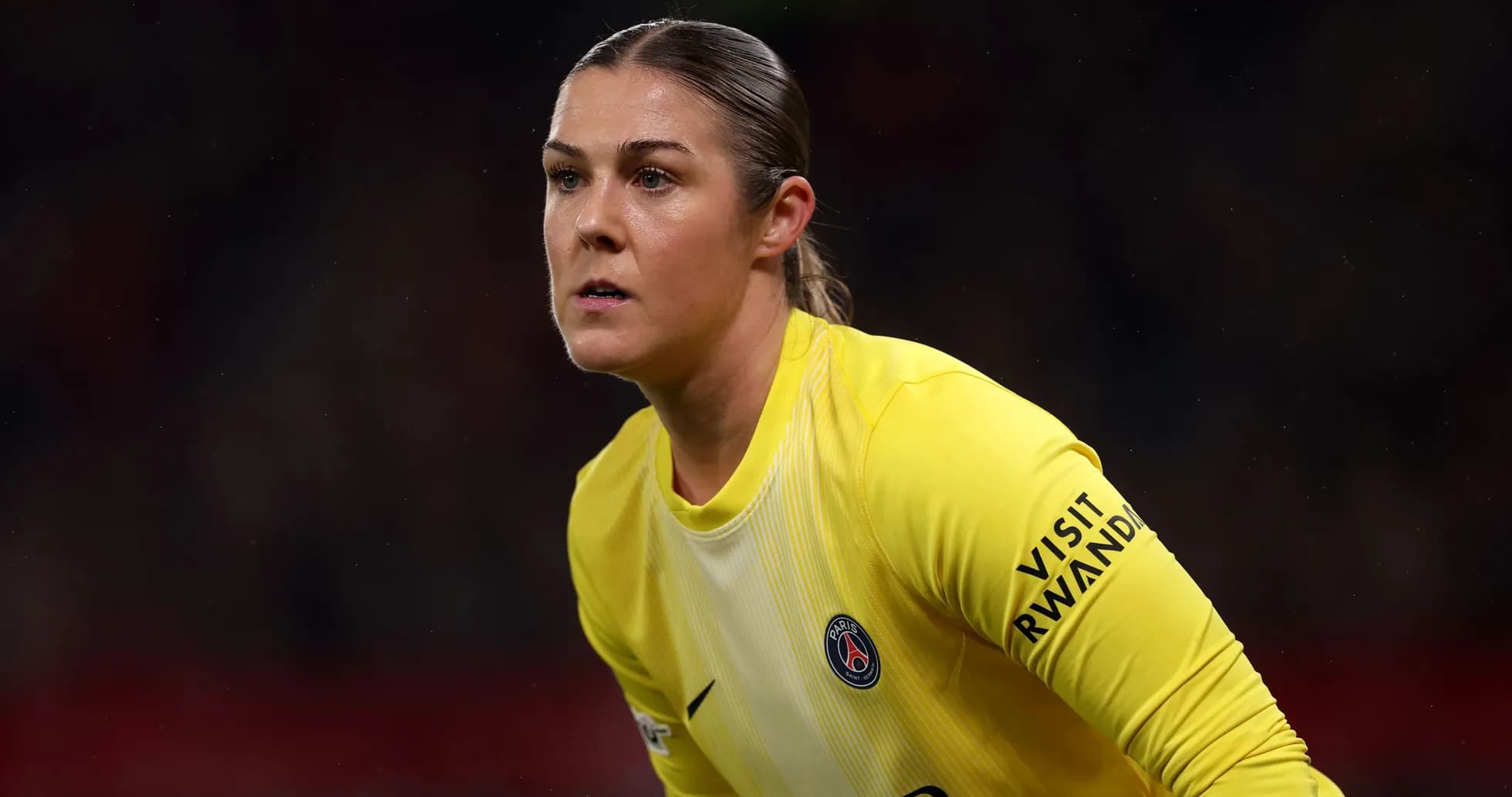 Portera de PSG concentrada antes del partido Portera de PSG concentrada antes del partido