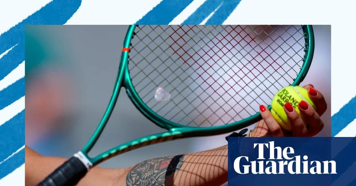 Mano sosteniendo una raqueta y una pelota de tenis Mano sosteniendo una raqueta y una pelota de tenis
