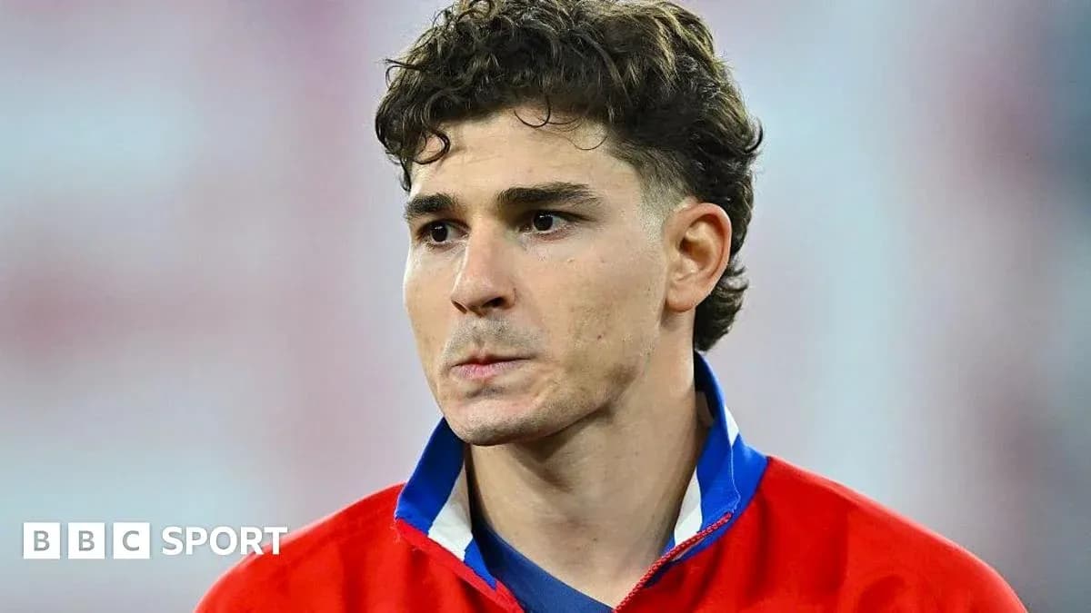 Jugador con camiseta roja en el campo de fútbol Jugador con camiseta roja en el campo de fútbol