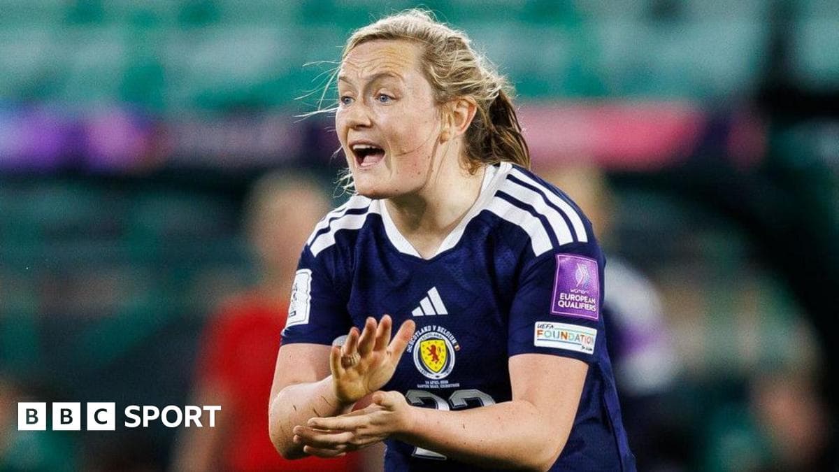 Jugadora de Escocia comunicándose durante el partido Jugadora de Escocia comunicándose durante el partido