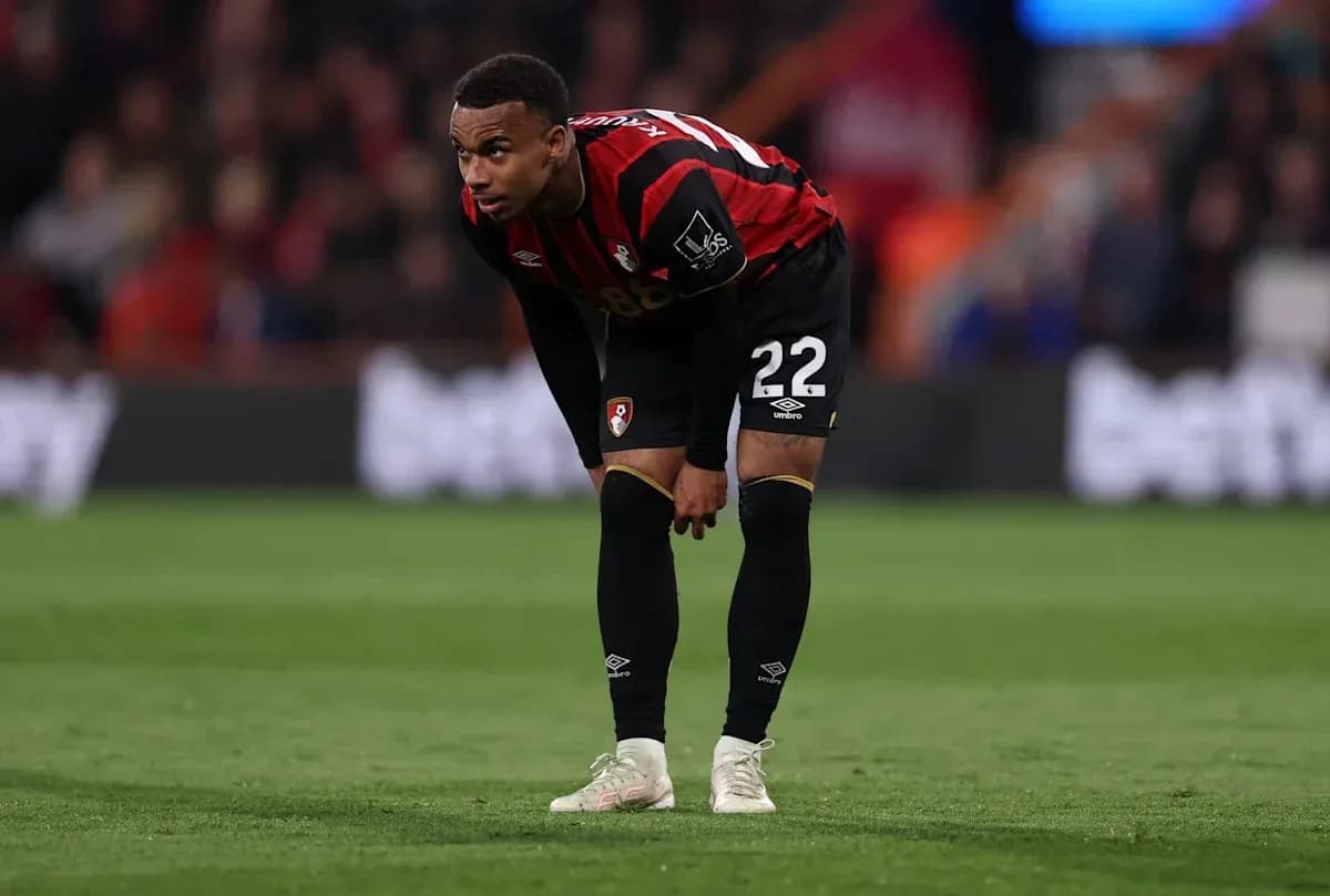 Jugador de Bournemouth agachado en el campo de juego Jugador de Bournemouth agachado en el campo de juego