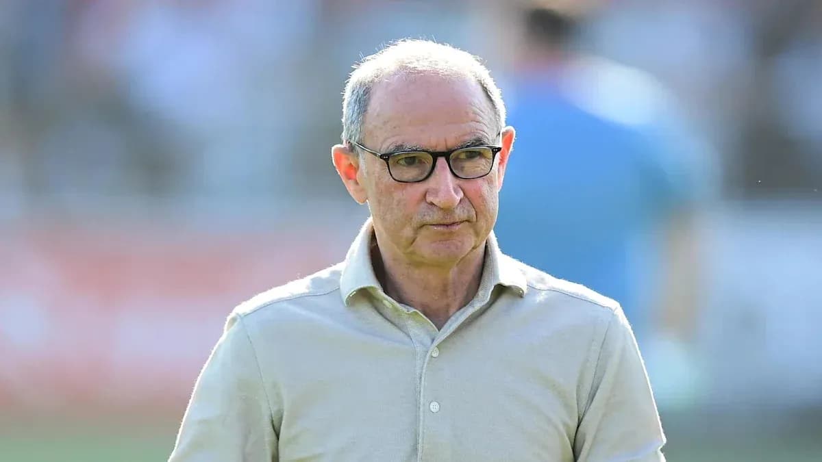 Hombre con gafas en un entorno deportivo Hombre con gafas en un entorno deportivo