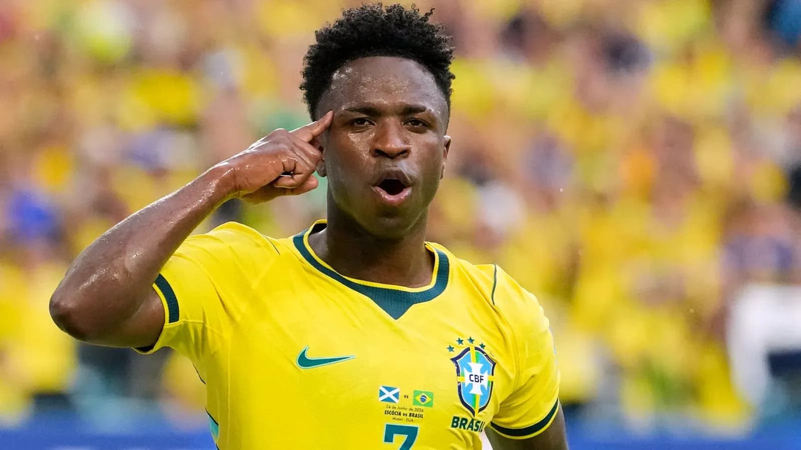 Jugador brasileño señalando su cabeza durante el partido Jugador brasileño señalando su cabeza durante el partido
