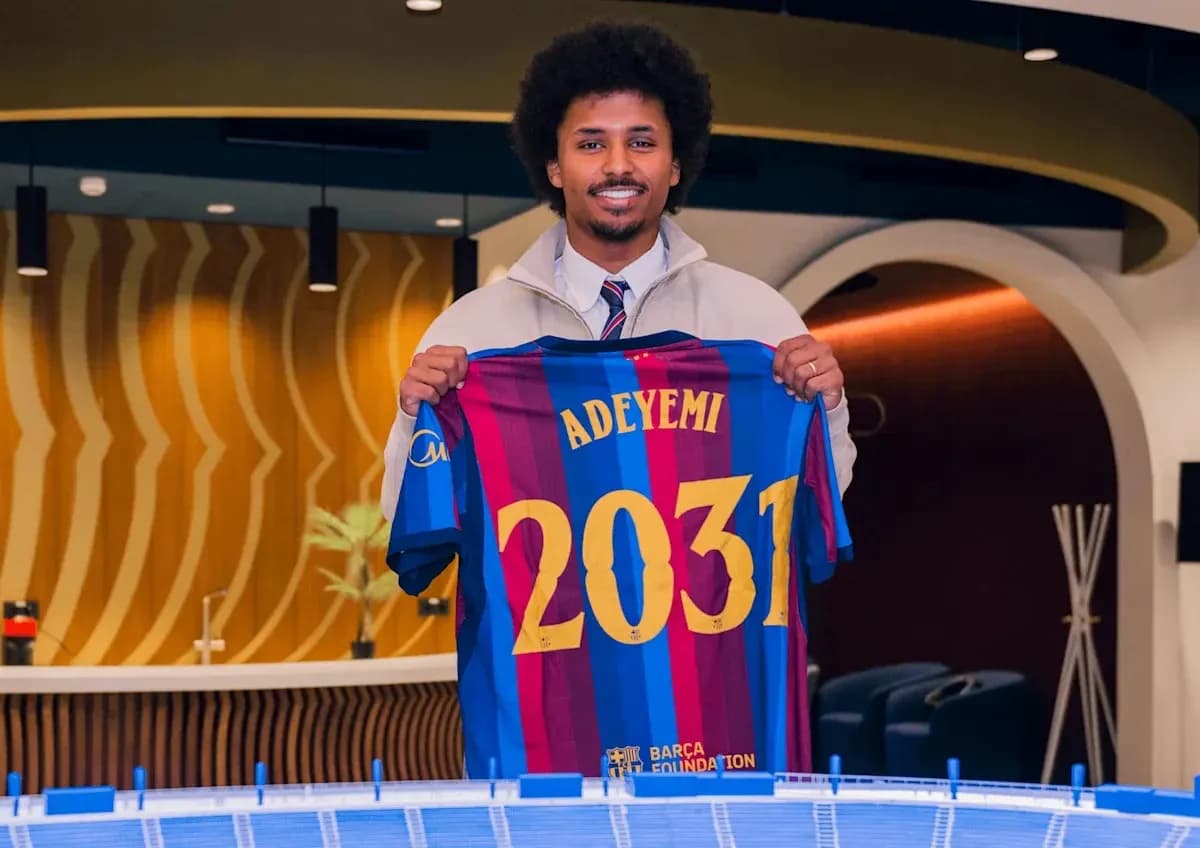 Jugador mostrando camiseta del FC Barcelona con nombre Adeyemi Jugador mostrando camiseta del FC Barcelona con nombre Adeyemi