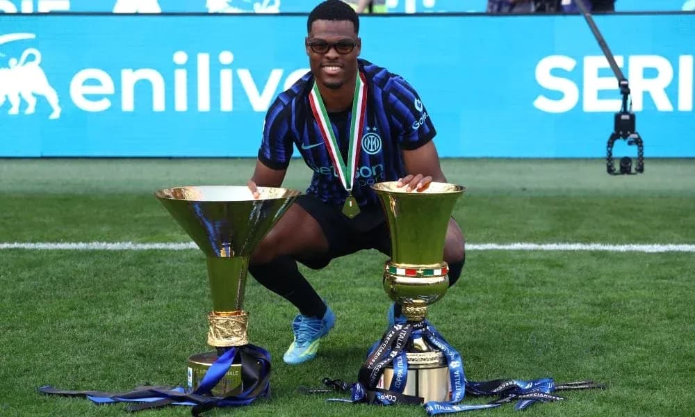 Jugador de Inter de Milán con trofeos en el campo Jugador de Inter de Milán con trofeos en el campo