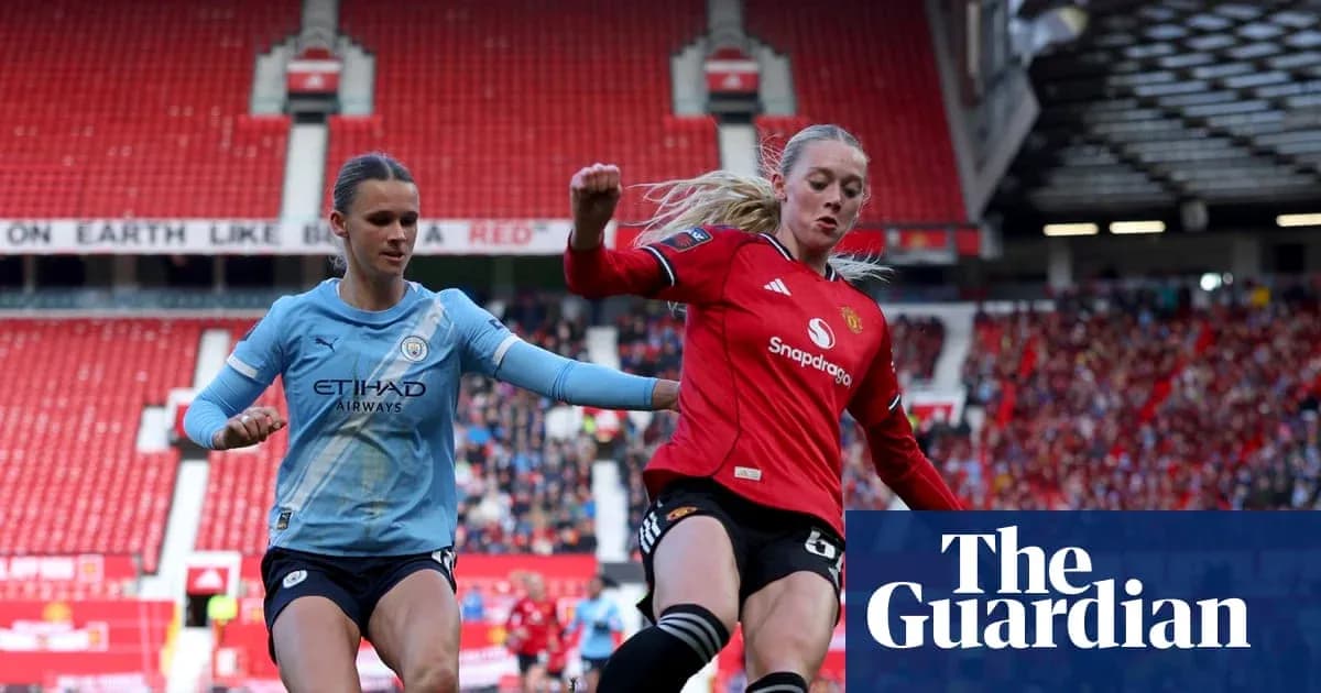 Jugadora de Manchester City y Manchester United en acción Jugadora de Manchester City y Manchester United en acción