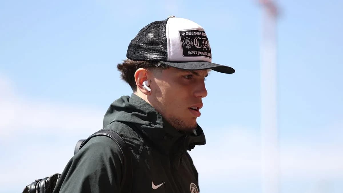 Jugador caminando con auriculares y gorra Jugador caminando con auriculares y gorra