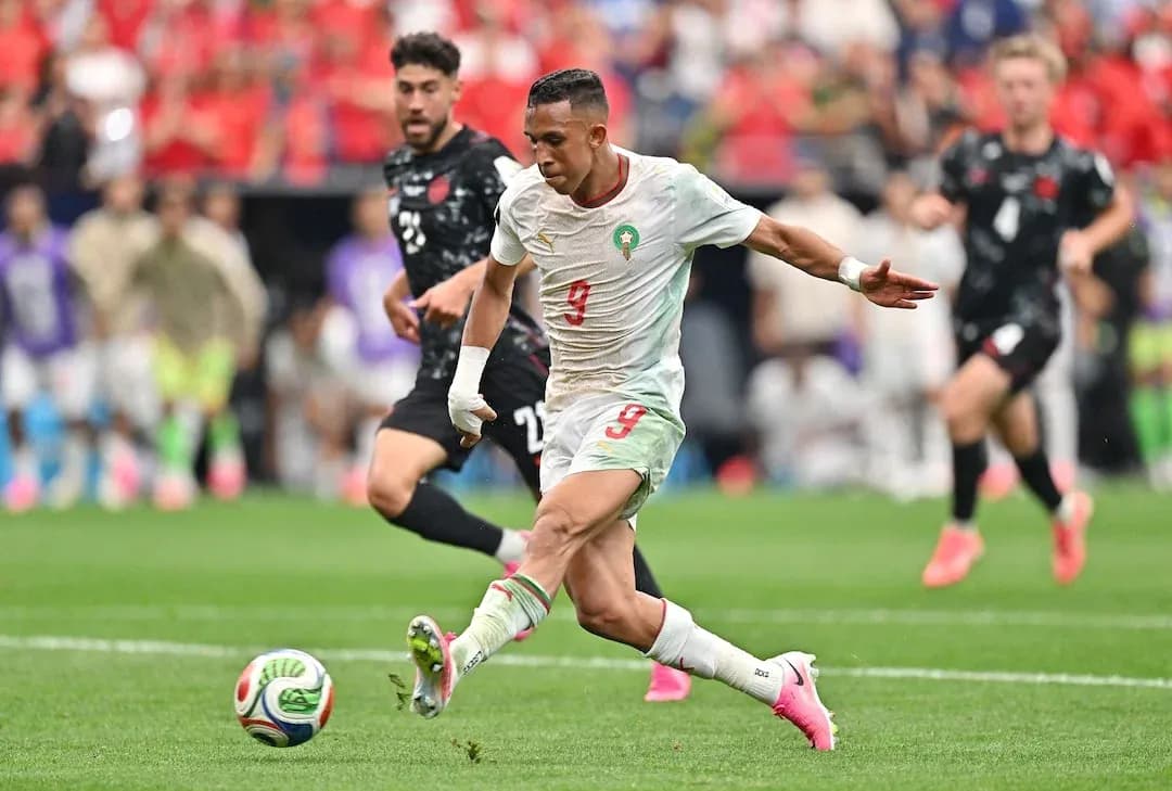 Jugador de Marruecos disparando en el partido Jugador de Marruecos disparando en el partido
