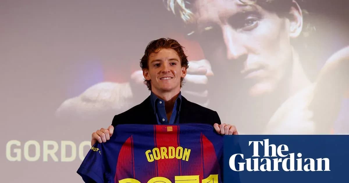 Jugador presenta camiseta del FC Barcelona en evento Jugador presenta camiseta del FC Barcelona en evento