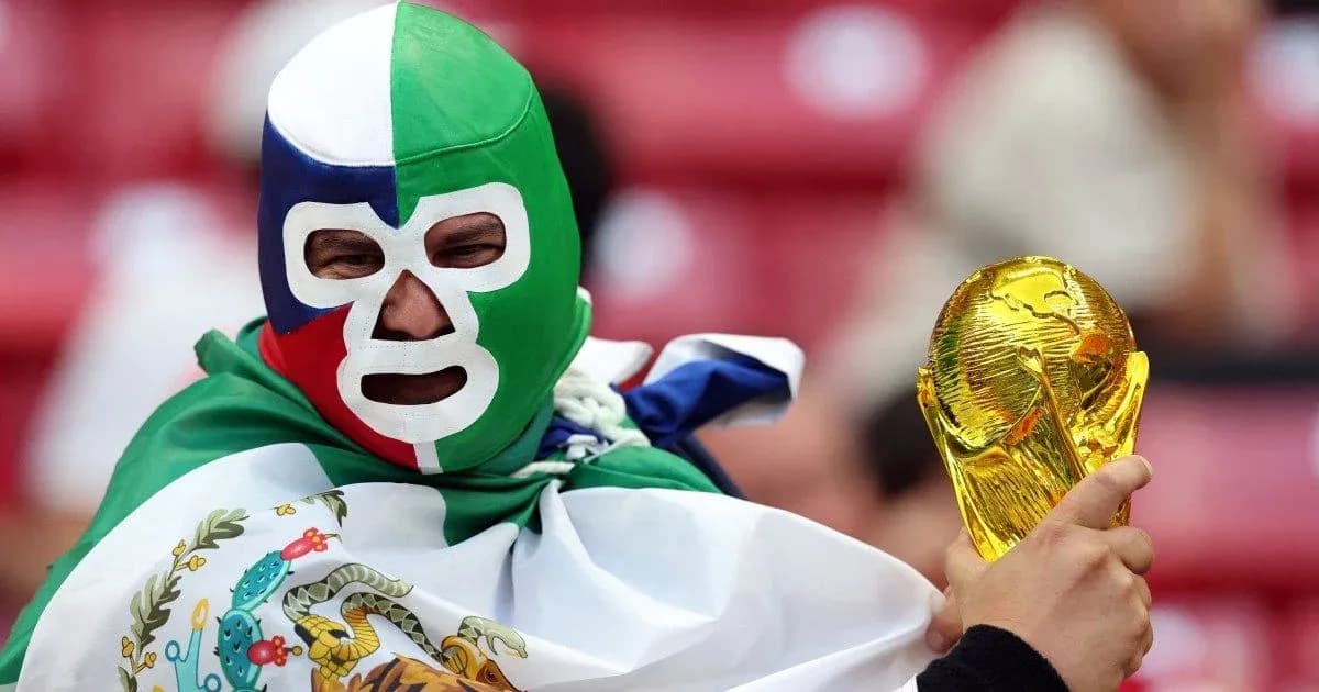 Afanático con máscara y trofeo de la Copa del Mundo Afanático con máscara y trofeo de la Copa del Mundo