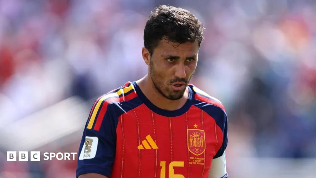Jugador de España con camiseta roja durante el partido Jugador de España con camiseta roja durante el partido