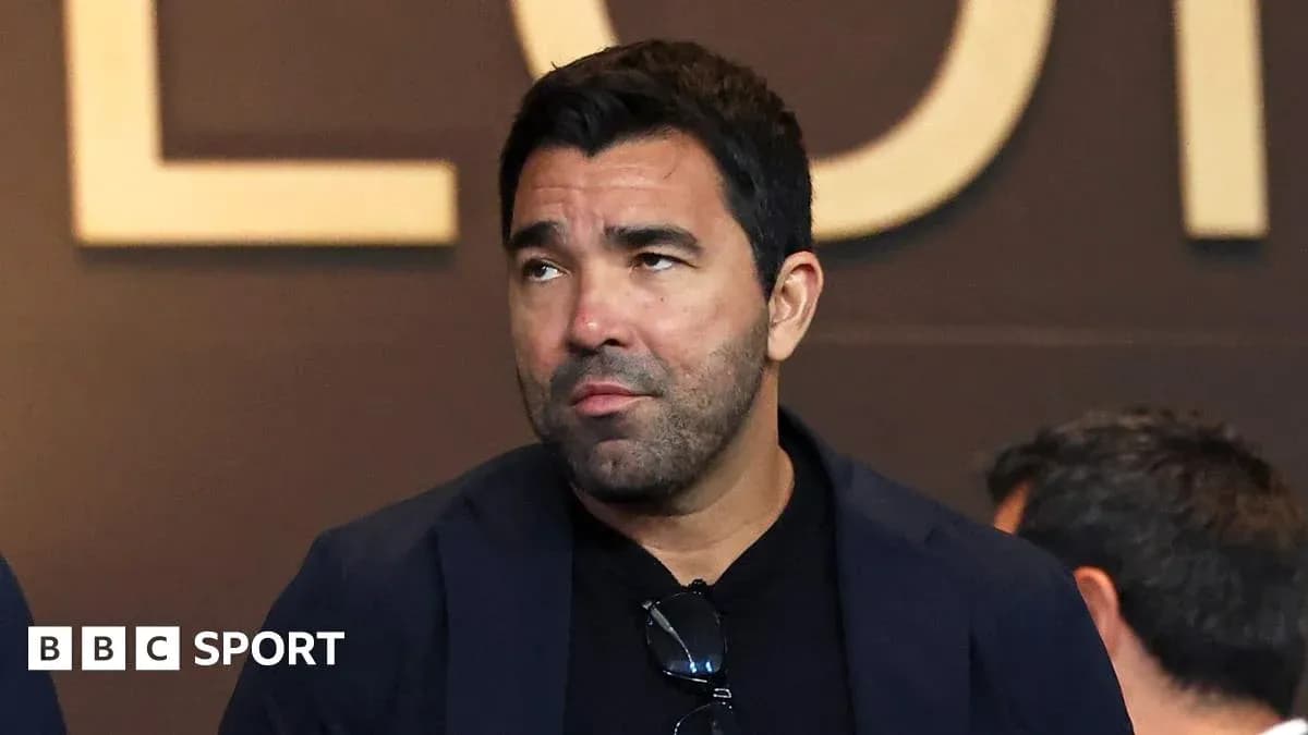 Hombre con chaqueta oscura en evento deportivo Hombre con chaqueta oscura en evento deportivo