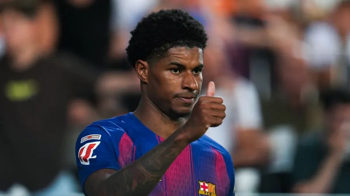 Jugador de Barcelona mostrando un pulgar arriba Jugador de Barcelona mostrando un pulgar arriba