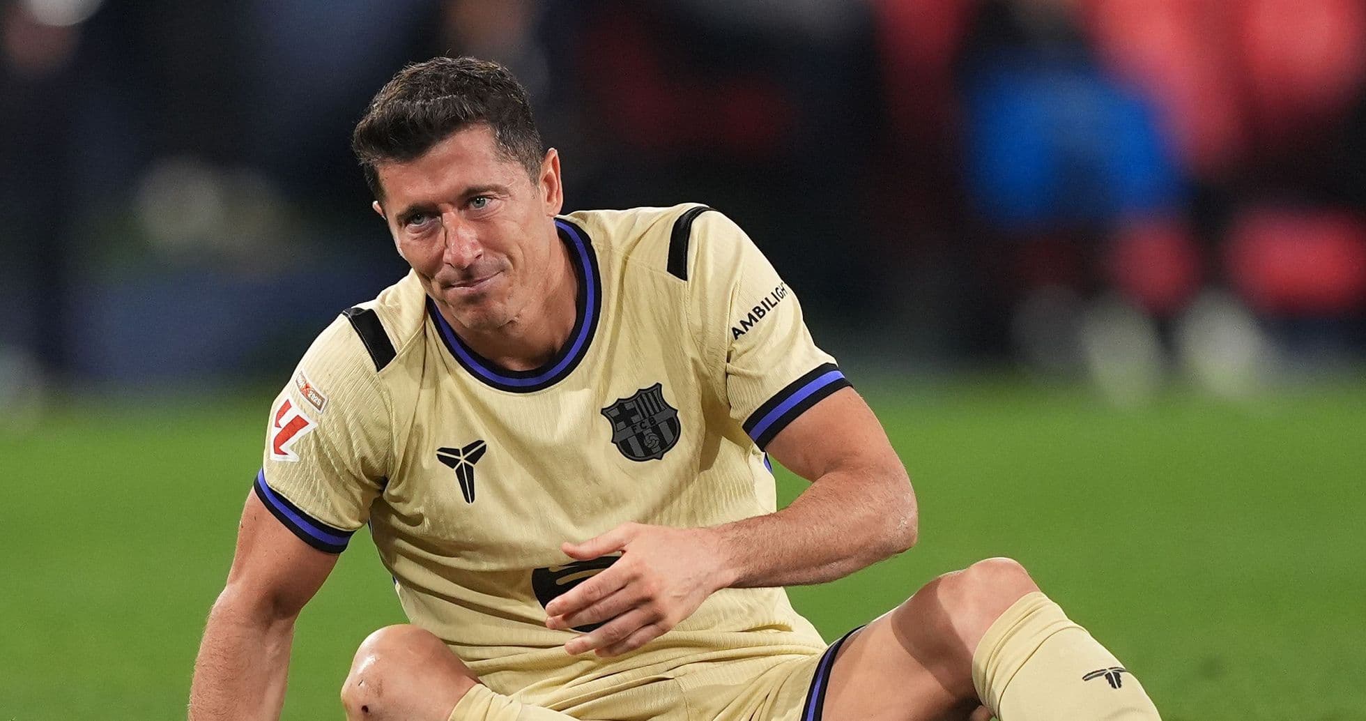 Jugador sentado en el césped tras una jugada Jugador sentado en el césped tras una jugada