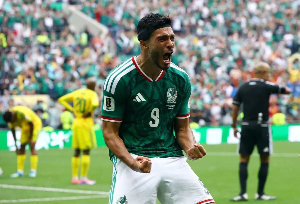 Jugador mexicano celebrando un gol Jugador mexicano celebrando un gol