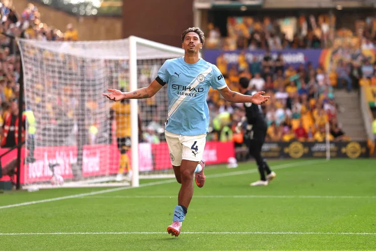 Jugador de Manchester City celebrando un gol en el campo Jugador de Manchester City celebrando un gol en el campo