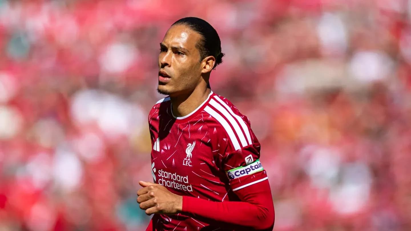 Jugador de Liverpool en uniforme rojo durante partido Jugador de Liverpool en uniforme rojo durante partido