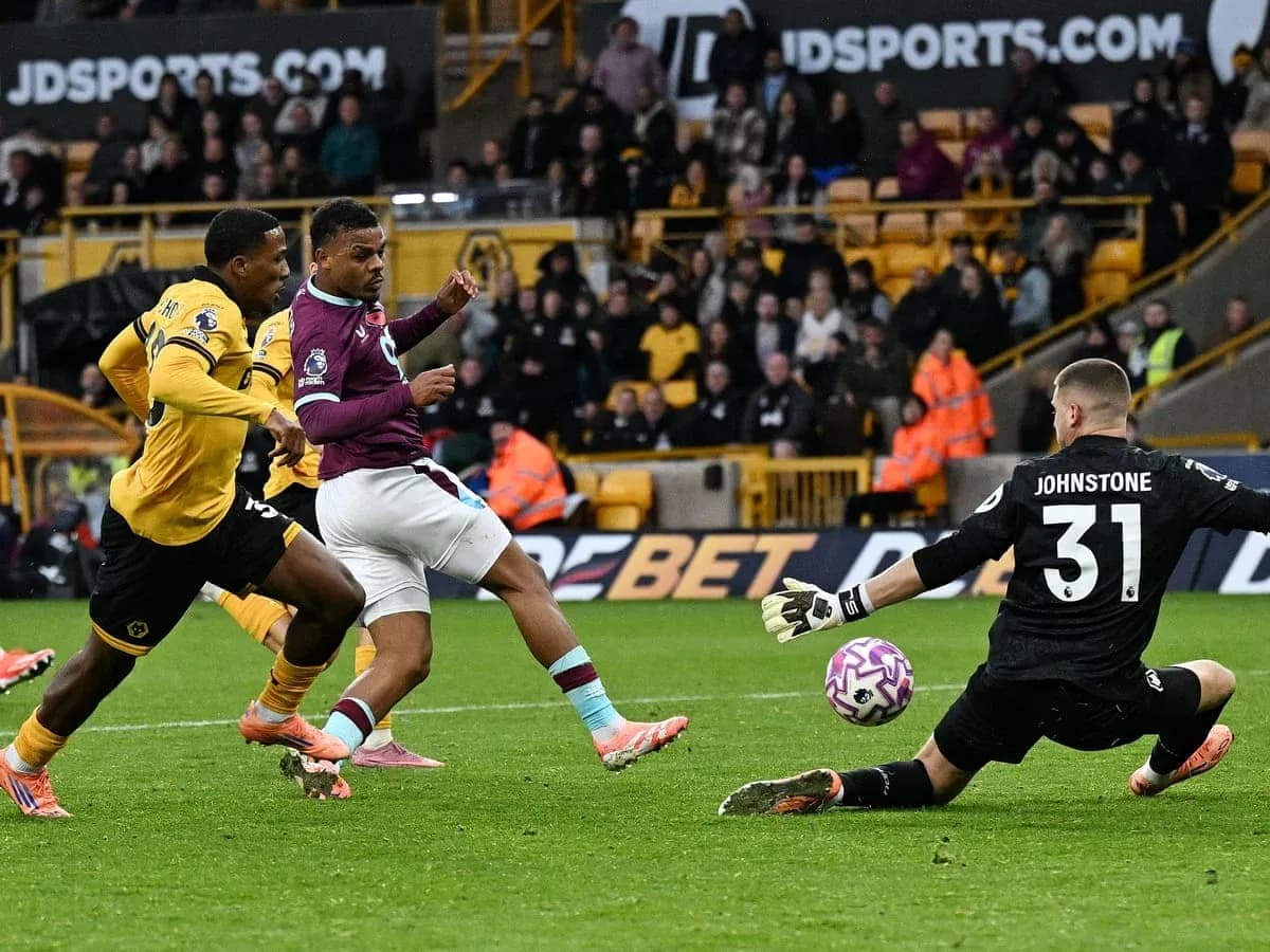 Jugador de Burnley intentando anotar contra Wolves Jugador de Burnley intentando anotar contra Wolves