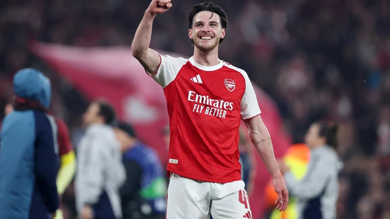 Jugador de Arsenal celebrando con el puño en alto Jugador de Arsenal celebrando con el puño en alto