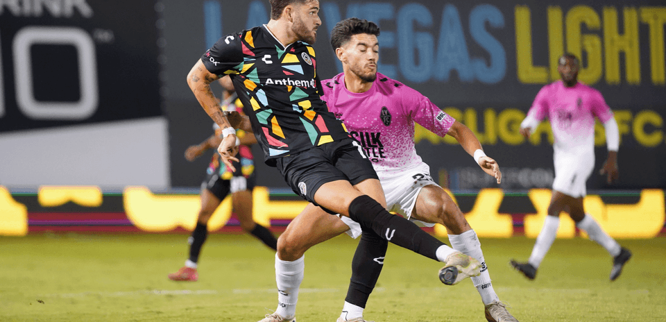 Jugadores compitiendo por el balón en el partido Jugadores compitiendo por el balón en el partido