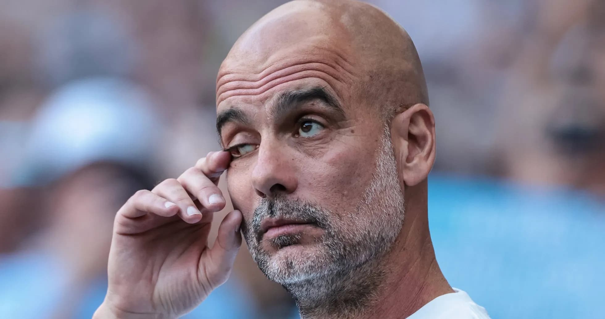 Entrenador en la banca durante un partido Entrenador en la banca durante un partido