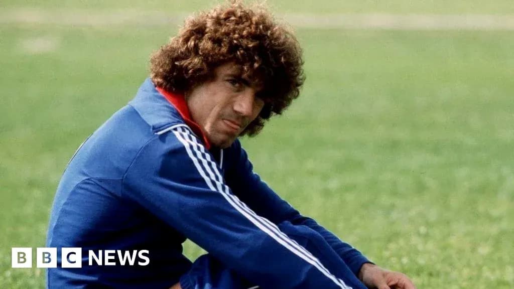 Jugador sentado en el campo durante un entrenamiento Jugador sentado en el campo durante un entrenamiento
