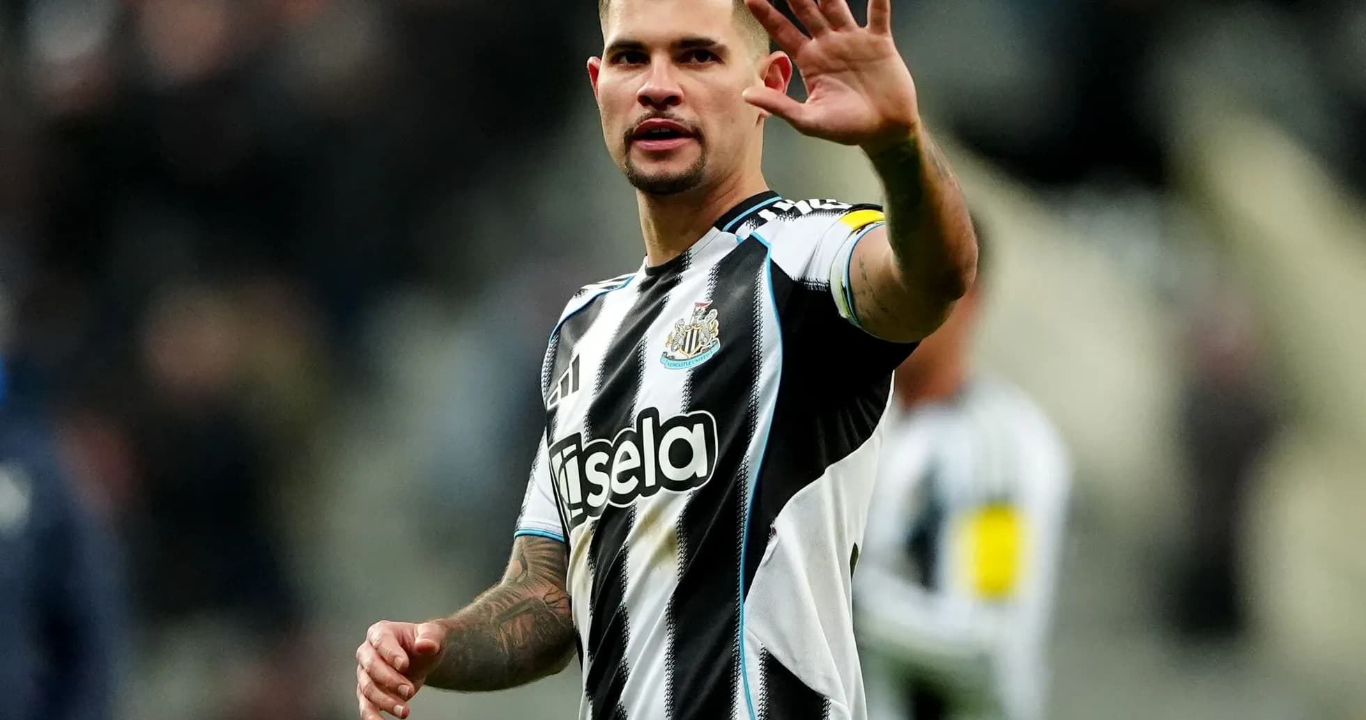 Jugador de Newcastle saludando a los aficionados Jugador de Newcastle saludando a los aficionados