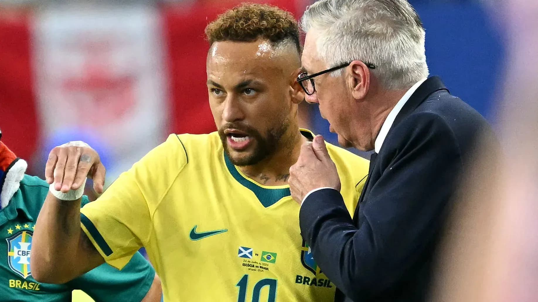 Neymar hablando con el entrenador durante el partido Neymar hablando con el entrenador durante el partido