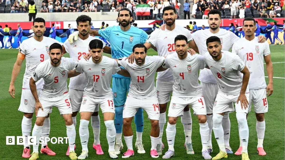 Equipo de Irán posando en el campo de fútbol Equipo de Irán posando en el campo de fútbol