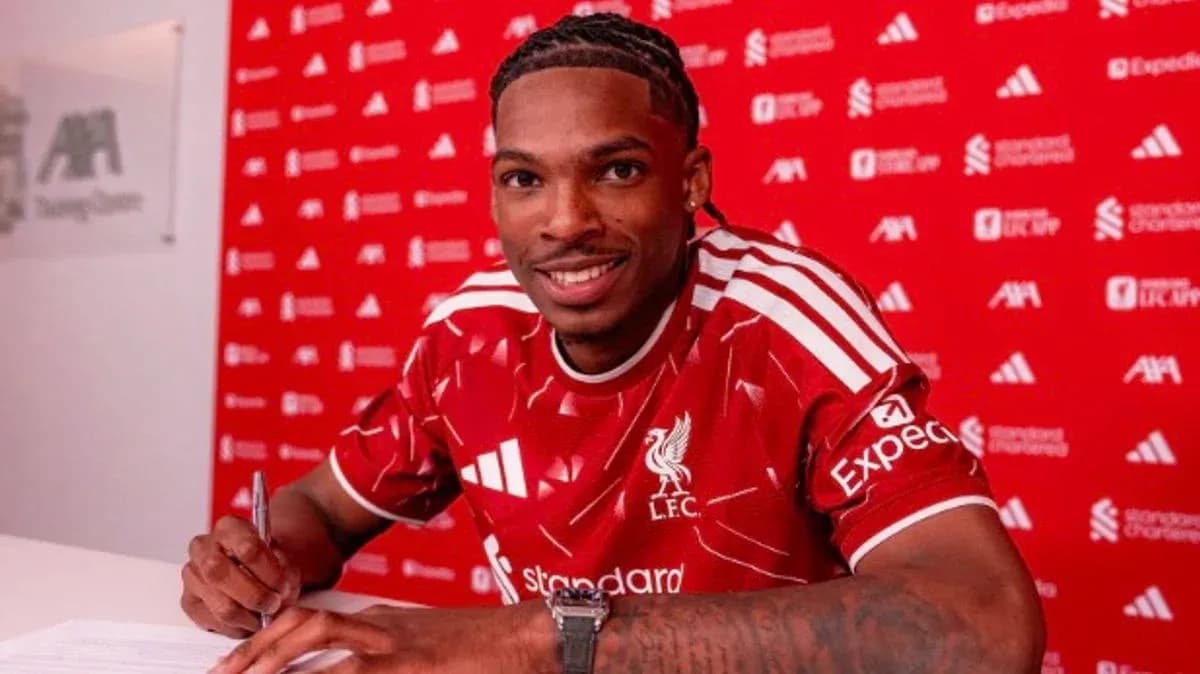 Jugador firmando contrato con Liverpool en sala Jugador firmando contrato con Liverpool en sala